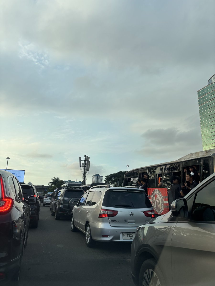 charma13's tweet photo. @RadioElshinta  Jl gatot subroto jakarta selatan macet 17:35 https://t.co/1iHQc4zRlD