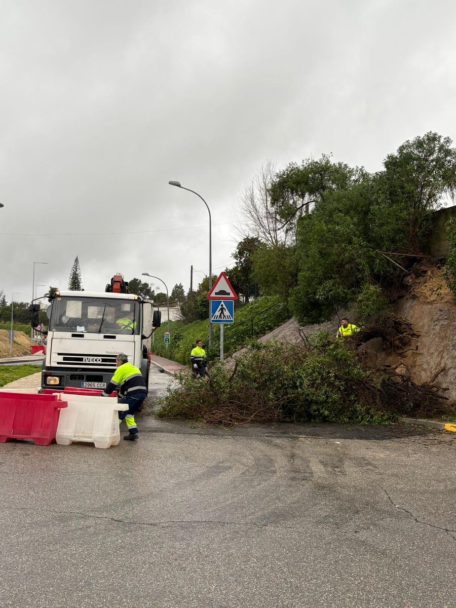 Soriano_Alcalde's tweet photo. Mi agradecimiento  a todos los dispositivos de emergencia que, durante todo el día de ayer, estuvieron trabajando sin descanso para atender las incidencias provocadas por la borrasca Marta.

La actuación de los equipos de Vías y Obras, PreZero, Policía Local y Protección Civil ha sido fundamental para garantizar la seguridad ciudadana.