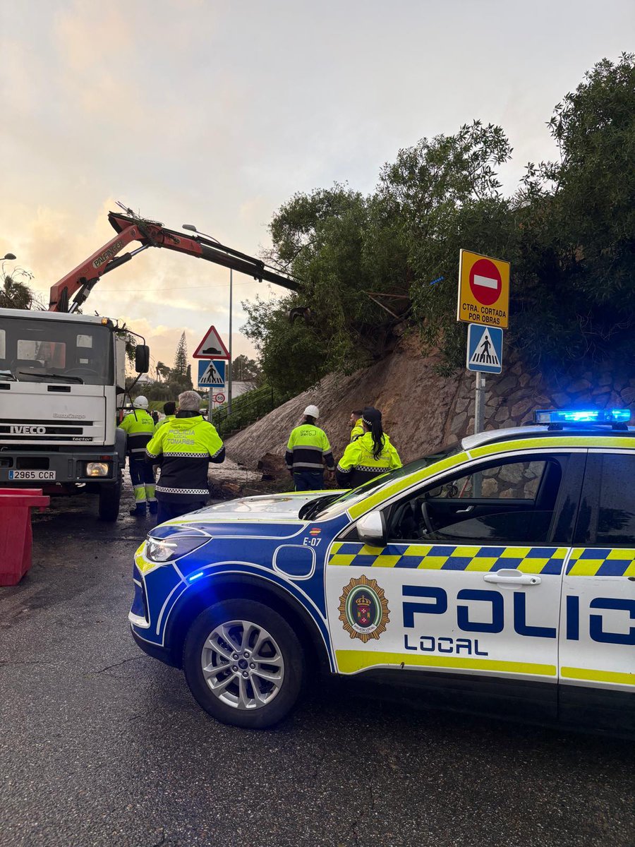 Soriano_Alcalde's tweet photo. Mi agradecimiento  a todos los dispositivos de emergencia que, durante todo el día de ayer, estuvieron trabajando sin descanso para atender las incidencias provocadas por la borrasca Marta.

La actuación de los equipos de Vías y Obras, PreZero, Policía Local y Protección Civil ha sido fundamental para garantizar la seguridad ciudadana.