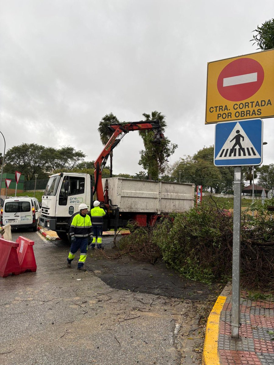 Soriano_Alcalde's tweet photo. Mi agradecimiento  a todos los dispositivos de emergencia que, durante todo el día de ayer, estuvieron trabajando sin descanso para atender las incidencias provocadas por la borrasca Marta.

La actuación de los equipos de Vías y Obras, PreZero, Policía Local y Protección Civil ha sido fundamental para garantizar la seguridad ciudadana.