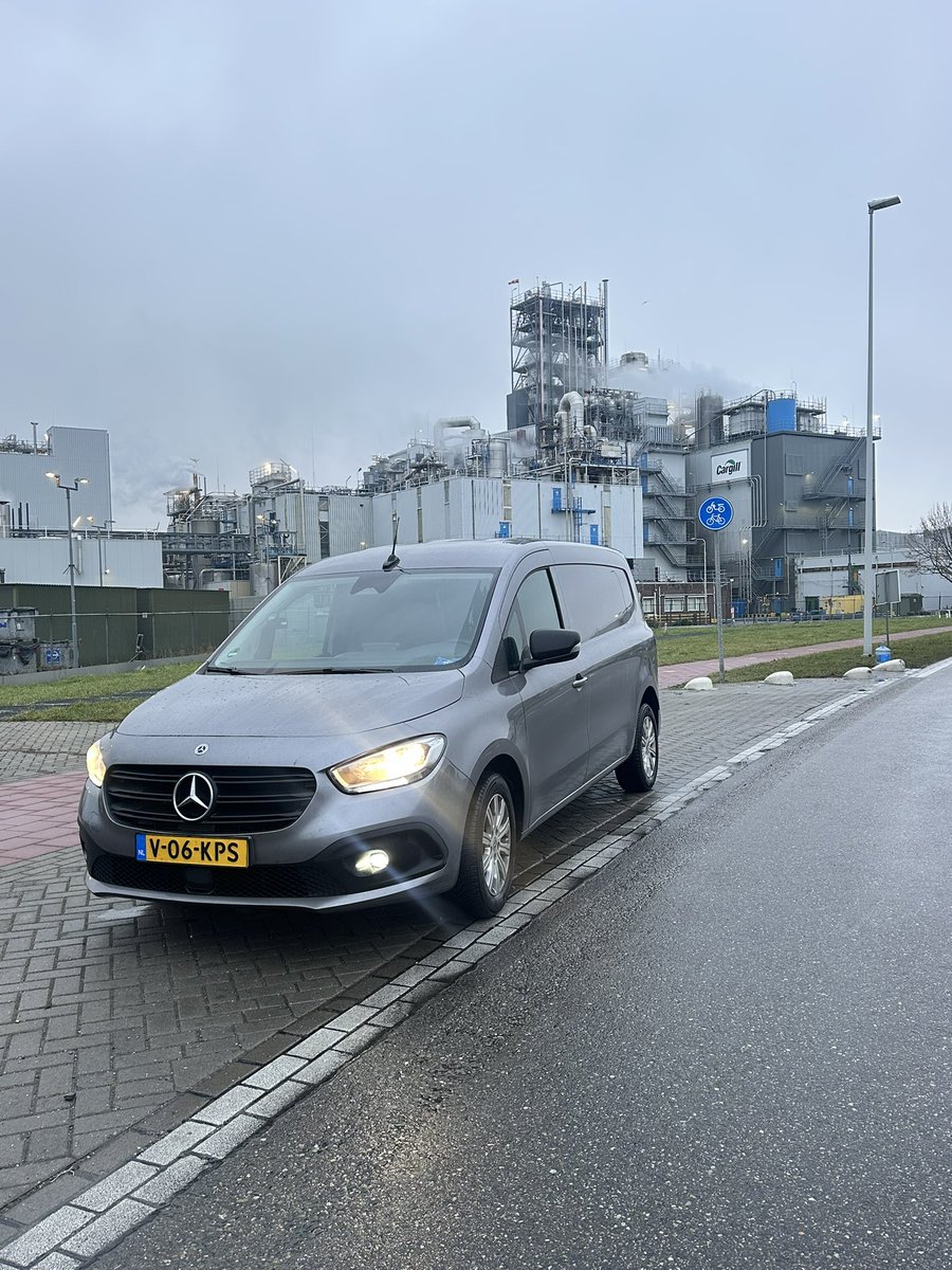 koeriernijmegen's tweet photo. #mijnweekin4fotos 1: #Amsterdam pauze bij de petroleumhaven 2: #Utrecht lossen om 07:00 in het centrum #janskerkhof #pakhuis 3: #Eindhoven lossen op het Stratumseind 4: #Botlek #Rotterdam lossen bij @Cargill #nijmegen #koerier #sneltransport 24/7/365 #beroepstoerist https://t.co/27b4boOy1h