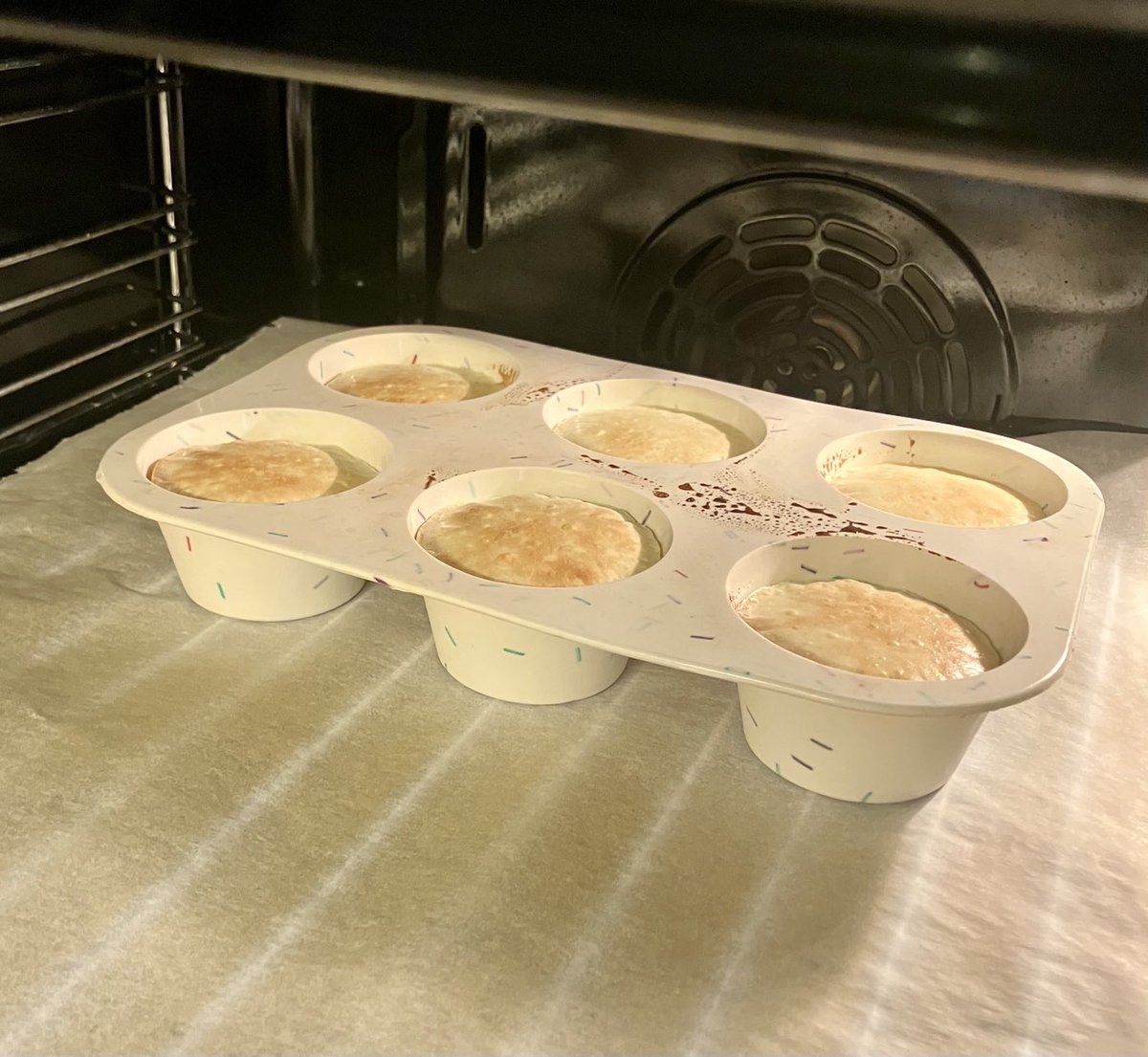 KrisBlackRose's tweet photo. My #butterpowder #brioche (or muffin) is reaching perfection 😅 Thank you @CaryKelly11 for the idea! https://t.co/tcZ7BByOIz