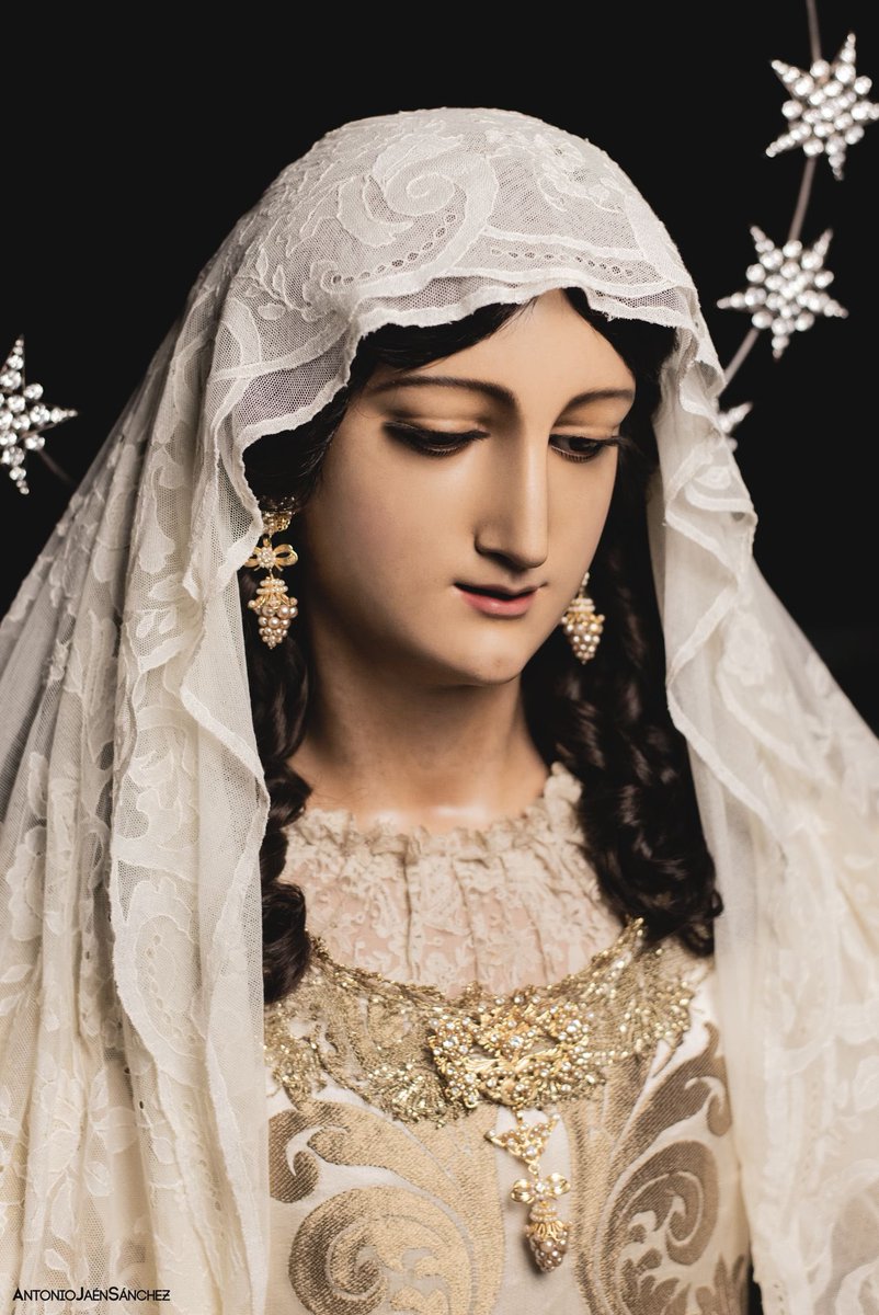 RociodeMalaga's tweet photo. ⚜️𝐅𝐄𝐒𝐓𝐈𝐕𝐈𝐃𝐀𝐃 𝐃𝐄 𝐋𝐀 𝐂𝐀𝐍𝐃𝐄𝐋𝐀𝐑𝐈𝐀 • Santísima Virgen del Rocío, Madre nuestra, mira con amor a las familias que te confían a sus hijos.
Acompáñalos en su educación y crecimiento, llénalos de bondad y alegría.
Muéstrales siempre a Jesús para que sigan los pasos de tu Hijo, pasos de amor y honradez, protégele de todo mal y guíalos hacia un futuro lleno de esperanza.

📸 @imaginejaemmm

#CofradíasMlg