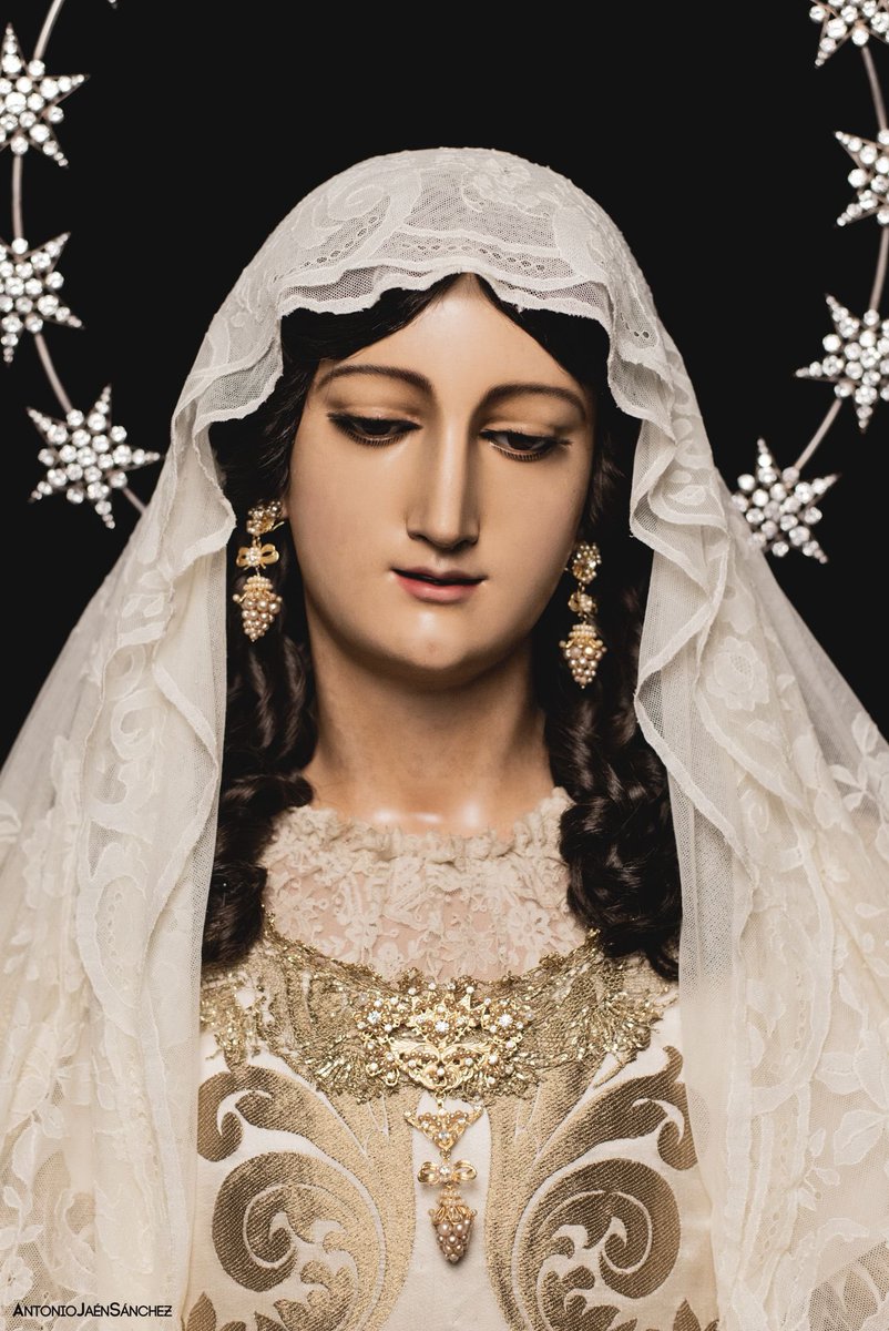 ⚜️𝐅𝐄𝐒𝐓𝐈𝐕𝐈𝐃𝐀𝐃 𝐃𝐄 𝐋𝐀 𝐂𝐀𝐍𝐃𝐄𝐋𝐀𝐑𝐈𝐀 • Santísima Virgen del Rocío, Madre nuestra, mira con amor a las familias que te confían a sus hijos.
Acompáñalos en su educación y crecimiento, llénalos de bondad y alegría.
Muéstrales siempre a Jesús para que sigan los