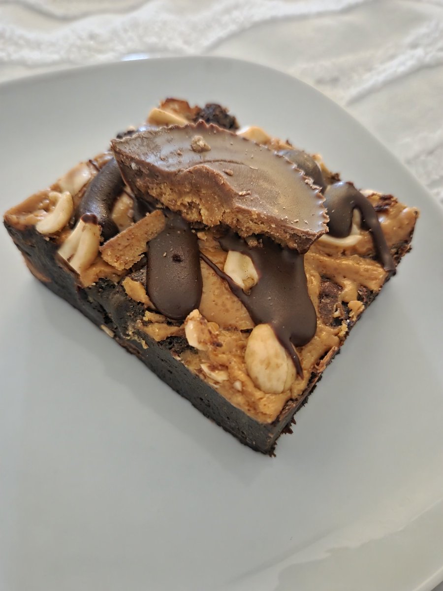 LittleL73980's tweet photo. Just a picture of the Reeces brownie I had yesterday because the memories will last a lifetime https://t.co/9tT0LfyioE