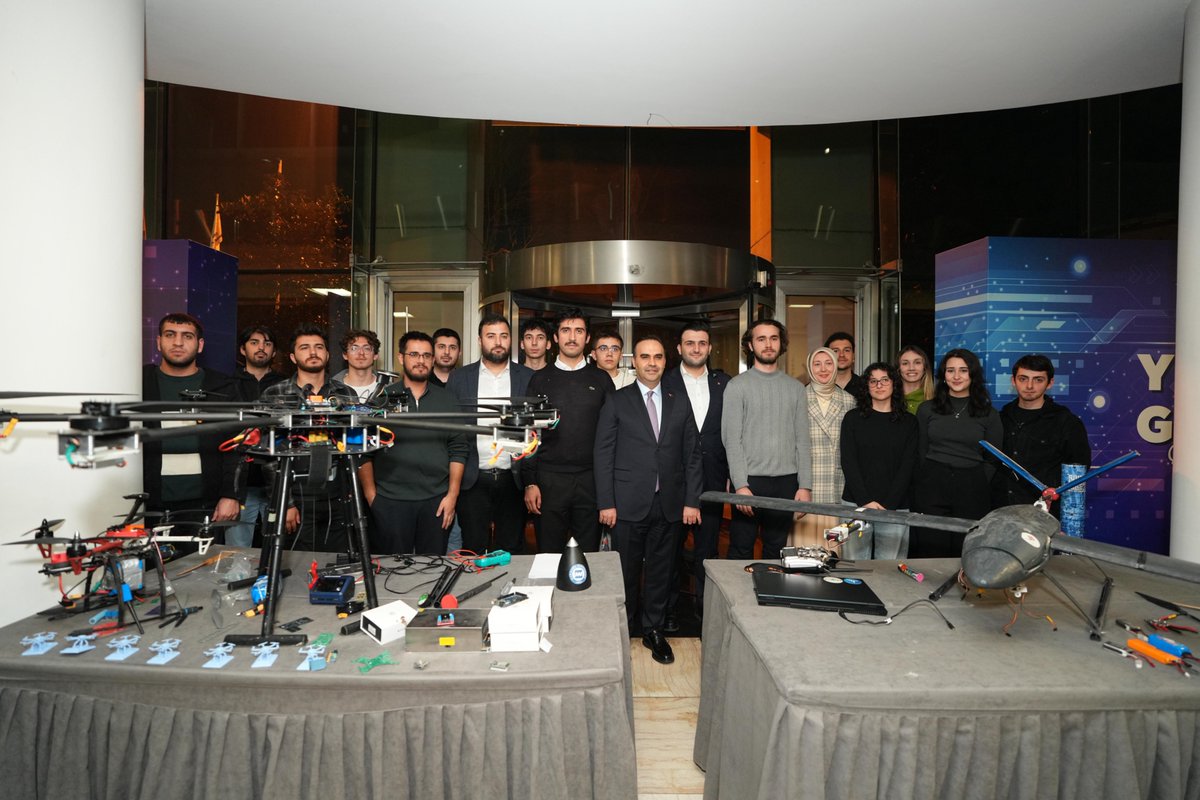 Gençlik Kollarımız tarafından düzenlenen “Yüzyılın Gençliği: Teknoloji” programı, İl Başkanlığımızda Sanayi ve Teknoloji Bakanımız Sayın <a href="/mfatihkacir/">Mehmet Fatih KACIR</a> ’in katılımlarıyla gerçekleştirildi. 

Türkiye Yüzyılı teknoloji vizyonumuz, yerli ve millî üretim hedeflerimiz, gençlerimizin