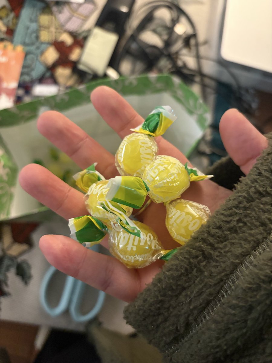 🍏 김명재의 생일을 기념하고자 작업실 앞을 지나가는 애기들에게 무상으로 레몬사탕을 지급하였기에 이 트윗을 작성할 권리를 수여함

🍏 감사합니다