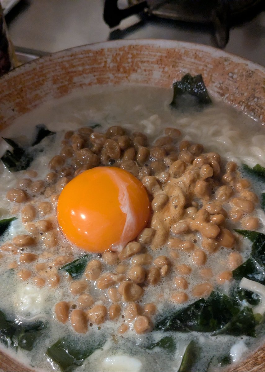 solatch's tweet image. とんこつラーメンに納豆とワカメ。