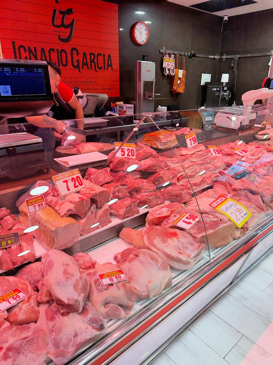 Hablemos del precio de la carne. O mejor dicho: de por qué se sigue comprando bandejas de plástico a precio de oro. 🥩💸

Yo siempre compro en mi carnicería de confianza (Madrid): buenos precios y productos de calidad. Ejemplos:

🐷 Solomillo de cerdo: 9,80 €/kg
🐷 Carrillada de