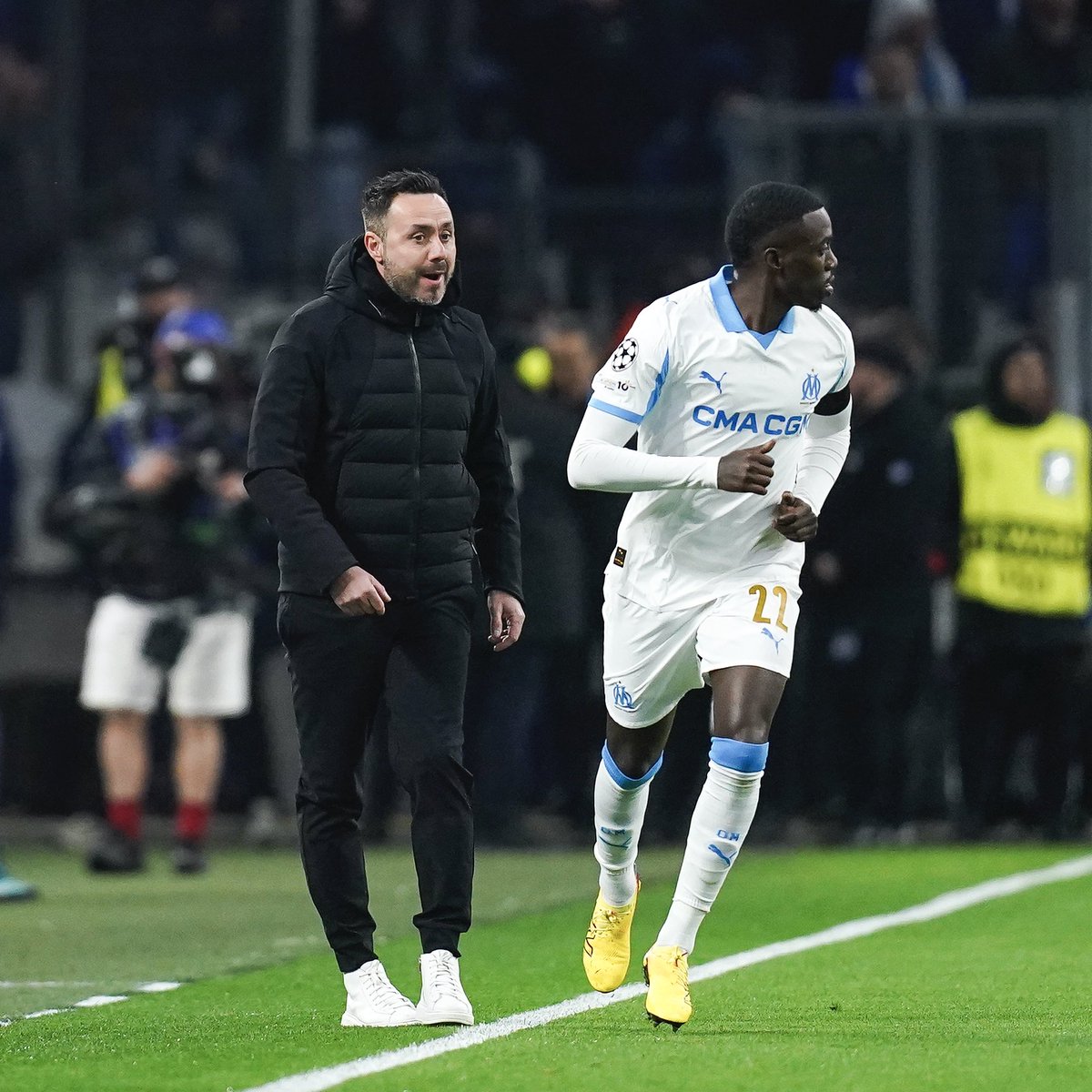 ActuFoot_'s tweet image. 🚨 « 𝗗𝗘 𝗭𝗘𝗥𝗕𝗜 🇮🇹 𝗠’𝗔 𝗔𝗣𝗣𝗘𝗟𝗘́ 𝗔̀ 𝗤𝗨𝗔𝗧𝗥𝗘 𝗛𝗘𝗨𝗥𝗘𝗦 𝗗𝗨 𝗠𝗔𝗧𝗜𝗡 𝗘𝗡 𝗣𝗬𝗝𝗔𝗠𝗔 𝗖𝗜𝗚𝗔𝗥𝗘𝗧𝗧𝗘 𝗔̀ 𝗟𝗔 𝗠𝗔𝗜𝗡 𝗣𝗢𝗨𝗥 𝗠𝗘 𝗙𝗔𝗜𝗥𝗘 𝗩𝗘𝗡𝗜𝗥. 😭🚬 »

Timothy Weah 🇺🇸 raconte son arrivée à l’OM :

« Ils ont pris un joueur cassé, qui se…