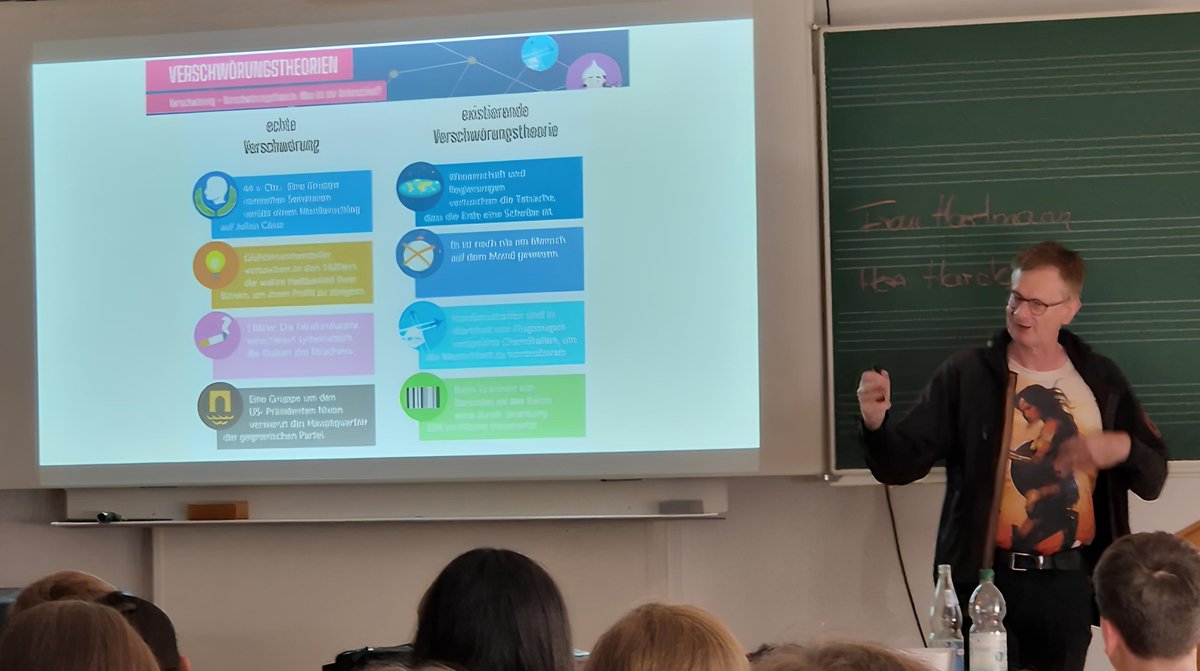 Kritiker von  Verschwörungstheorien seien "Verschwörungsleugner", will uns eine  einschlägig bekannte Berliner Zeitung weismachen.

Oh weia.

Über den Unterschied zwischen "Verschwörung" und "Verschwörungstheorie" am Beispiel #Epstein:

skeptix.org/2026/02/08/ver…