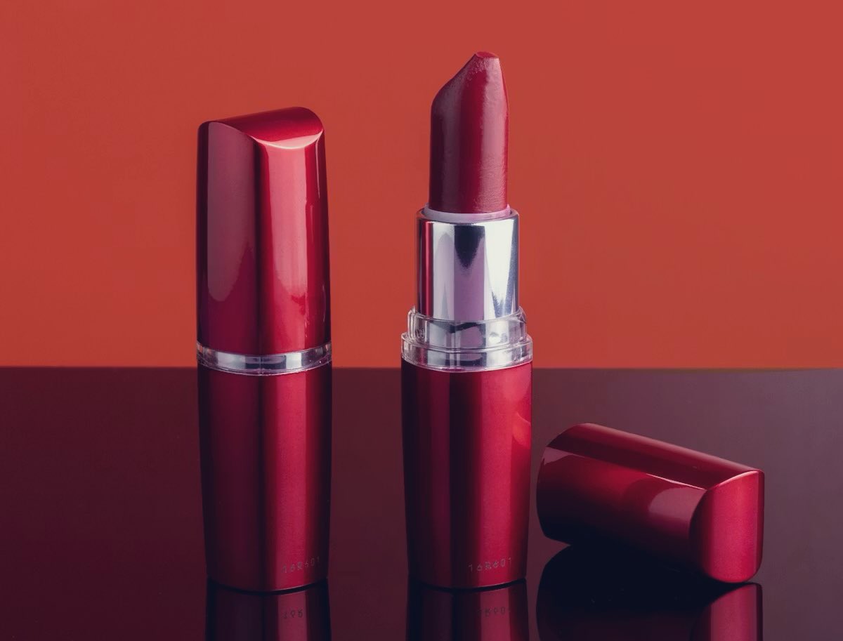 #อำดงเจ้าพี่
#อโยธยาเอยาวดี
.
“แฟนเก่าติดหวาน เลยอยากทำลิปที่มีรสขมน่ะครับ”

ขณะที่ผู้ผลิตกำลังให้สัมภาษณ์ถึงตัวโปรดักส์และก้าวต่อไปของบริษัท

“พอดีผมน่ะชอบรสขมเป็นที่สุดเลยครับ”

อีกด้านหนึ่งดาราผู้เป็นหน้าเป็นตาในการโปรโมทจนยอดขายถล่มทลาย