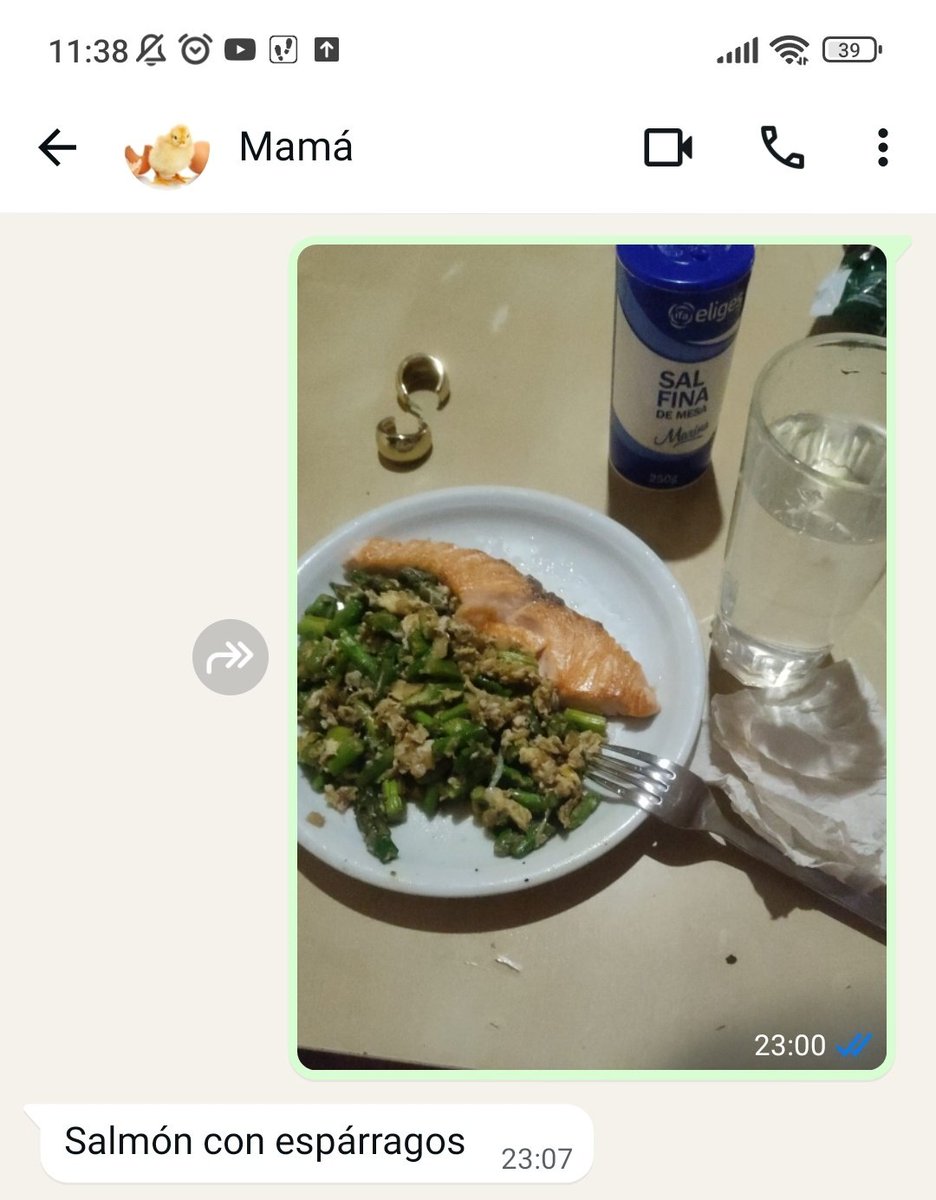 2litrosaldia's tweet photo. Toda la conversación con mi madre se basa en que yo le enseño lo que voy a comer ese día y ella me lo describe https://t.co/ZzqCqYYxnC