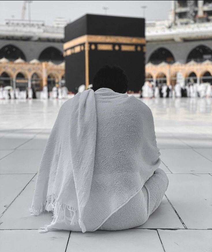Abbatity01's tweet photo. It took only an invitation to stand before Your House ya Rabb.🤍🕋 https://t.co/AgyTvMKc21