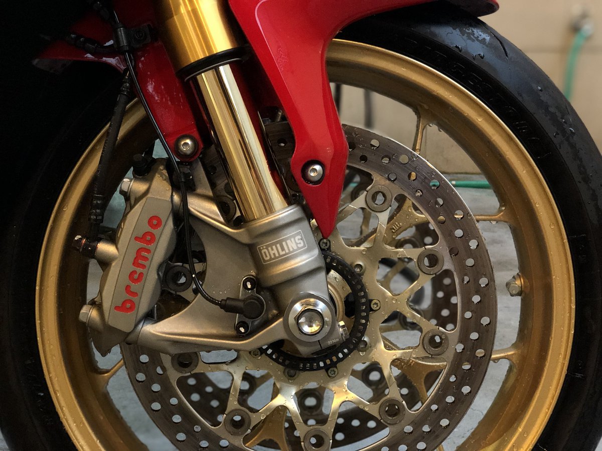 ガレージに行くと無駄に眺めてしまう…
明日どちらか乗ろうかと思ったけど…
やっぱウェア着て行くのはダメなので60にするか💦
いや本当に急にバイク乗りたくなった😂