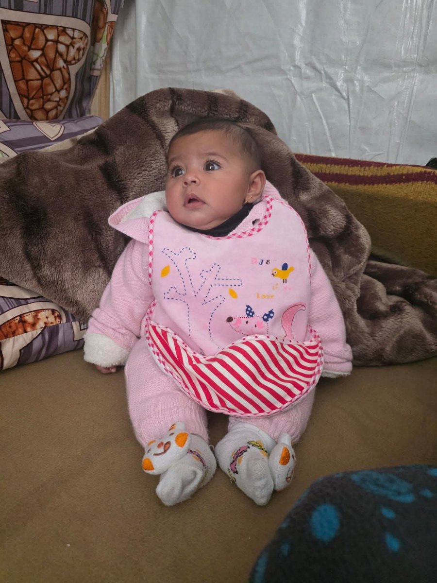 هذه طفلتي آيلا، طفلة بريئة لا تطلب أكثر من علبة حليب وحفاضات.

في هذا الظرف القاسي حتى أبسط احتياجاتها أصبحت عبئا كبيرا علينا.

اللي يقدر يساعد او يتبرع دعمهم يعني الامان والراحة لطفل بريء 💔