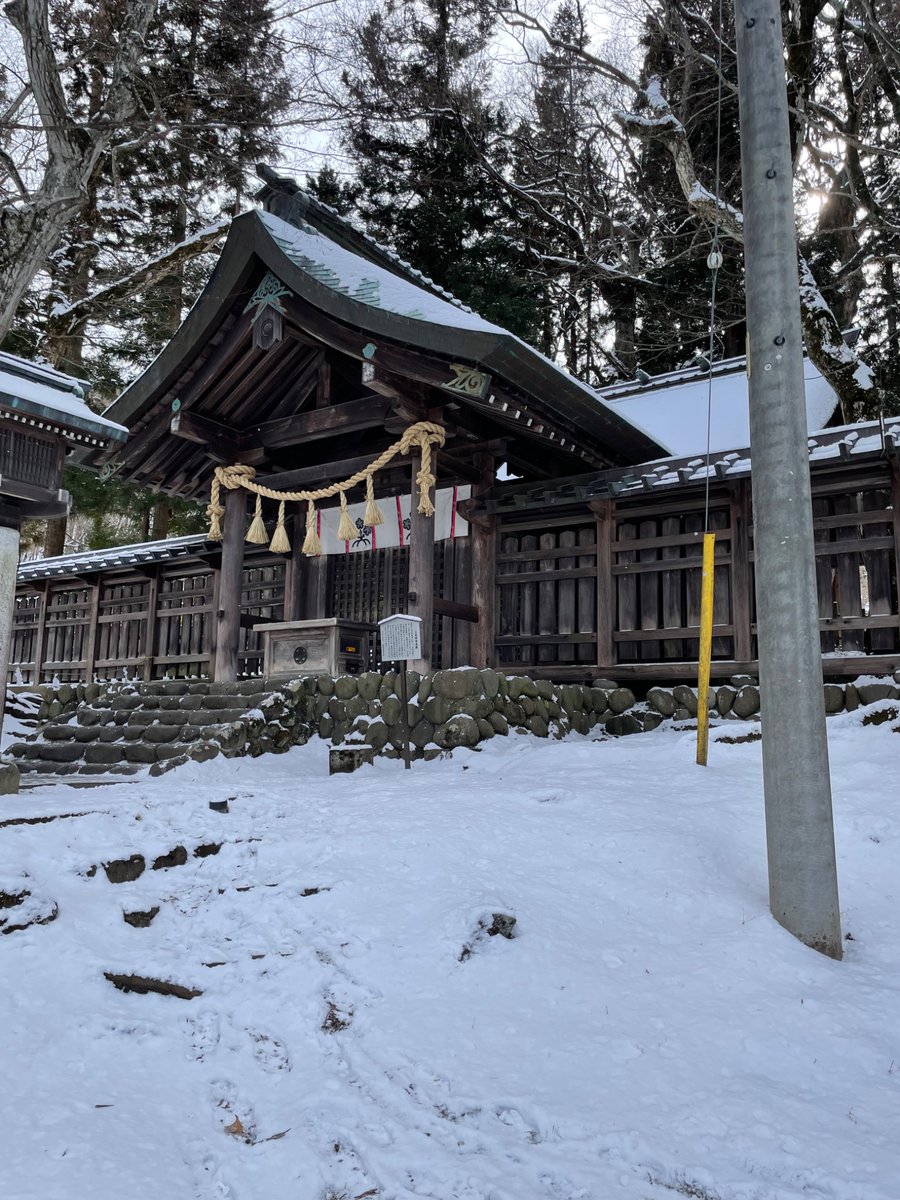 TamachinGo's tweet photo. 気持ちが落ち込んだりした時
自分の安息地がありまして四季を通しいつ行っても安堵を頂ける
諏訪大社前宮　真冬の澄んだ空気前宮神社の暖かい感覚が好きで通ってしまいます　真冬の諏訪大社が大��きである😇👍広場も綺麗に雪化粧👍 https://t.co/bXK9uoGfJx