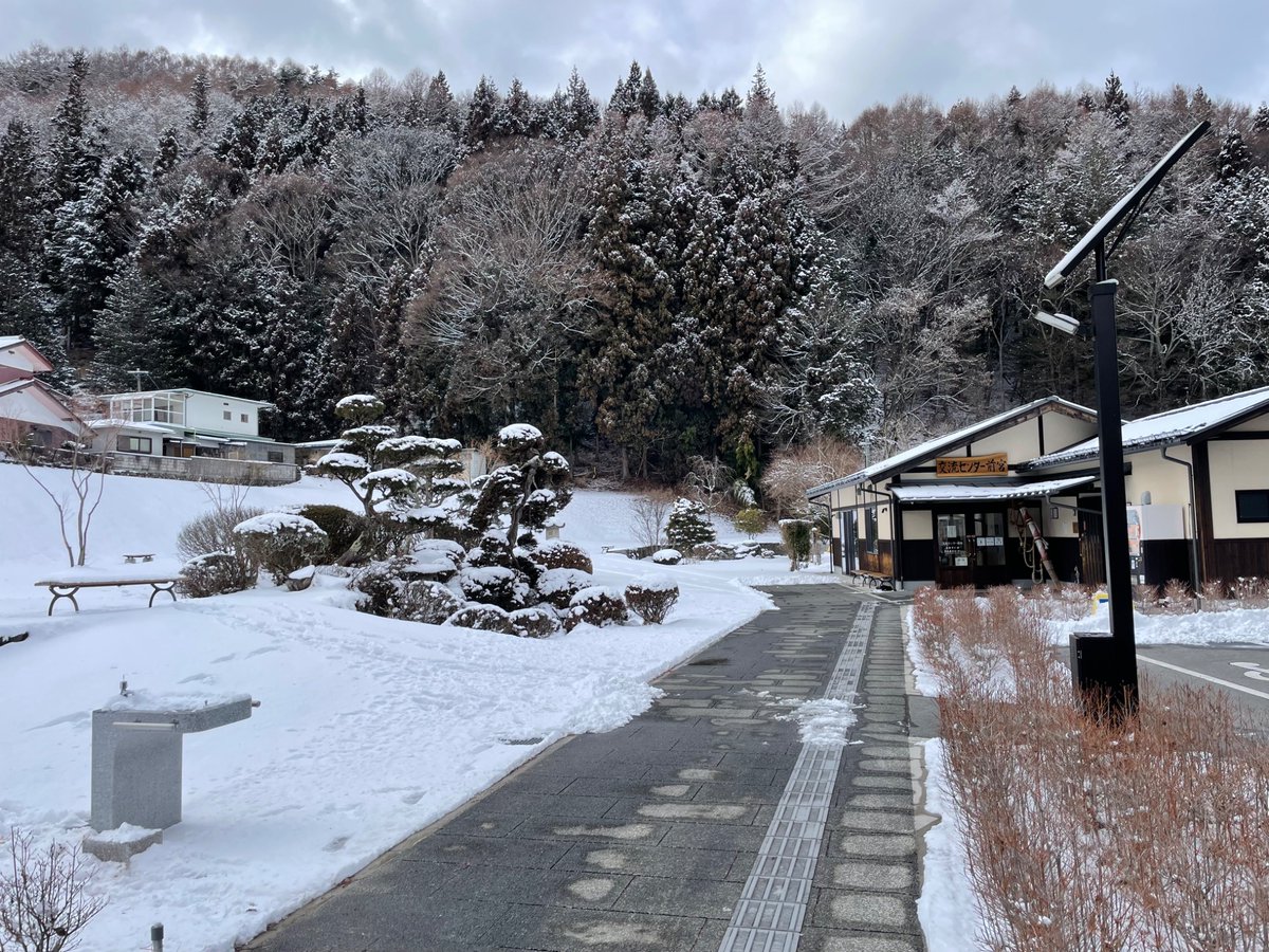 TamachinGo's tweet photo. 気持ちが落ち込んだりした時
自分の安息地がありまして四季を通しいつ行っても安堵を頂ける
諏訪大社前宮　真冬の澄んだ空気前宮神社の暖かい感覚が好きで通ってしまいます　真冬の諏訪大社が大��きである😇👍広場も綺麗に雪化粧👍 https://t.co/bXK9uoGfJx