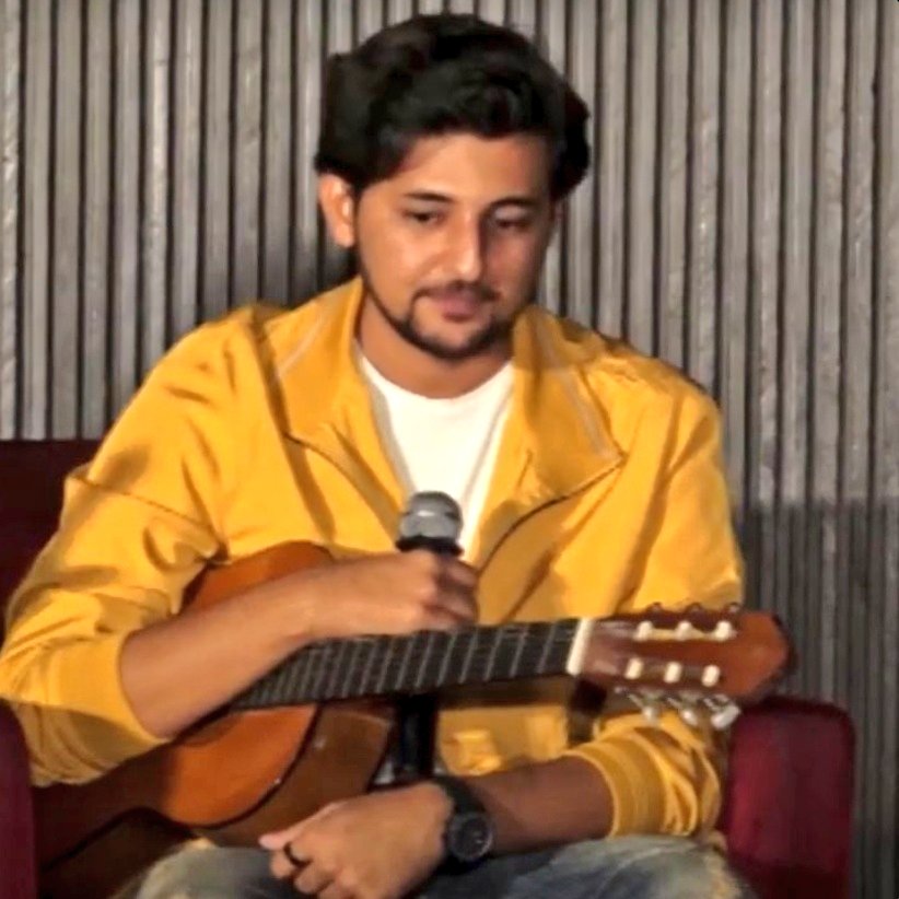avid_darshaner's tweet photo. Twitter bhoolke saare social media mein padi hui hoon 
Kya main Darshan Raval hoon? https://t.co/9xA7t8qJtA