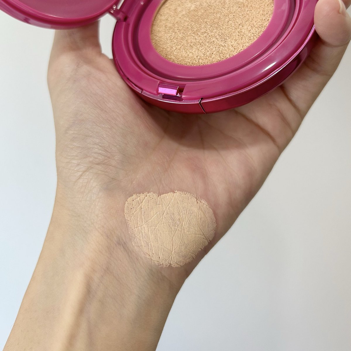 ช่วงนี้อินกับการแต่งหน้าแบบโกลว์มากก งานผิวที่ชอบใช้ก็จะเป็นคุชชั่นตลับชมพูของ Skintific ให้งานผิวสวยมากก ปกปิดได้ดีแบบเนียนกริบ ฟินิชที่ได้ผิวจะโกลว์ ดูสุขภาพดี แล้วที่จึ้งมากๆเลยคือน้องติดทนมากจริงง🩷✨