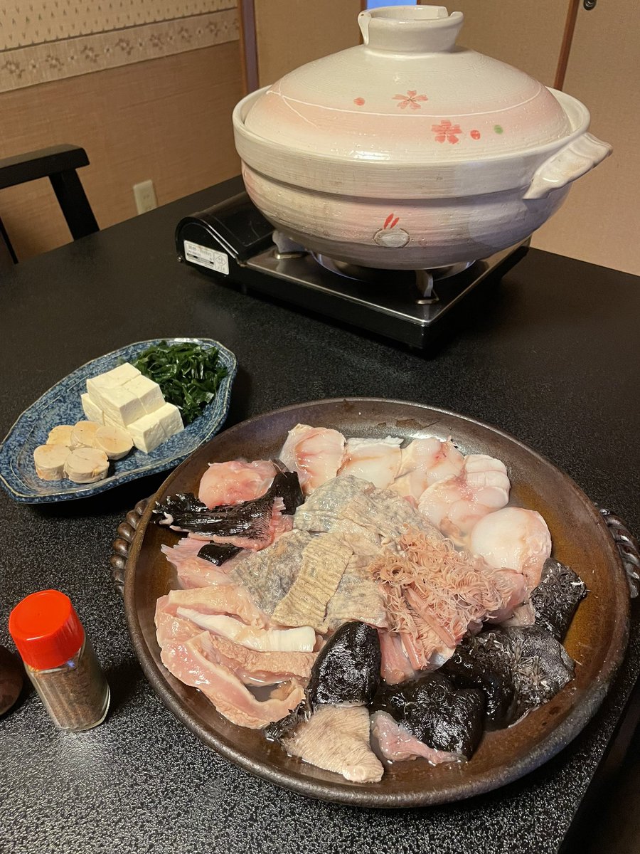 Hide_mingol's tweet photo. 今日は大洗まで痛風チャレンジしてきた🍲笑

久々に人気店の無加水のあんこう鍋のドブ汁♬
どぶ汁コースで飲み物別で11000円💸
お味は美味しいんですが全体的に味濃いめ
無加水なので味は濃いのかな？？
まあこれはこれでアリですね👌

1番はメヒカリの唐揚げが絶品でした〜👍 https://t.co/gdapvGVGrw