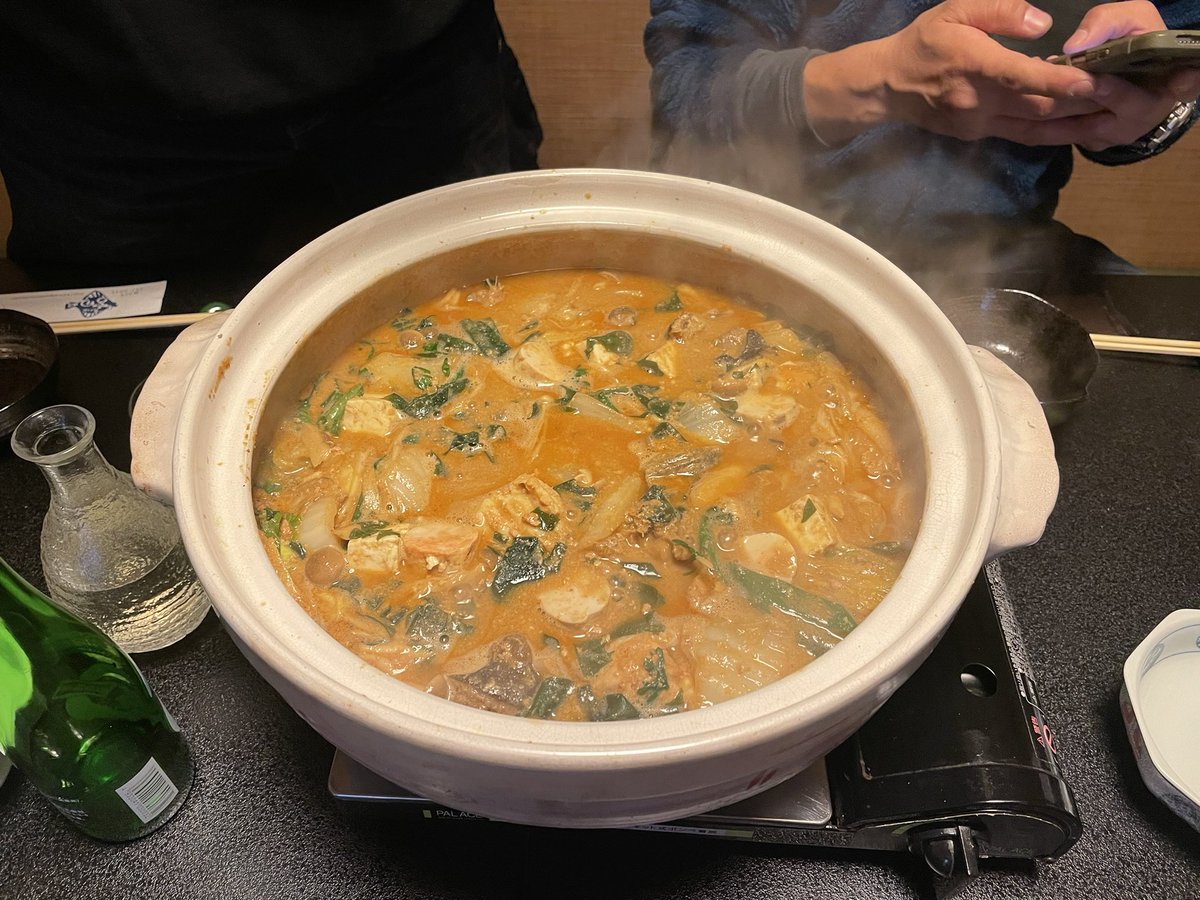 Hide_mingol's tweet photo. 今日は大洗まで痛風チャレンジしてきた🍲笑

久々に人気店の無加水のあんこう鍋のドブ汁♬
どぶ汁コースで飲み物別で11000円💸
お味は美味しいんですが全体的に味濃いめ
無加水なので味は濃いのかな？？
まあこれはこれでアリですね👌

1番はメヒカリの唐揚げが絶品でした〜👍 https://t.co/gdapvGVGrw