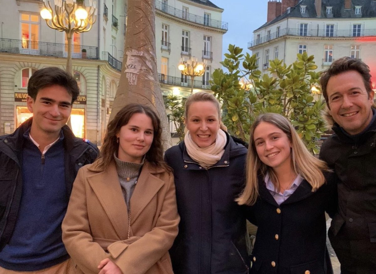 Qui est ce jeune homme qui pose fièrement aux côtés de Marion Maréchal et Gilles Peltier sur cette photo ?

C’est Max Rivet, membre de l’UNI et candidat à Nantes sur la liste de <a href="/Foulques44/">Foulques Chombart de Lauwe</a>. Tout va bien <a href="/sarahelhairy/">Sarah EL HAÏRY</a> ?

Le 15 mars, on les dégage et on vote pour la seule liste