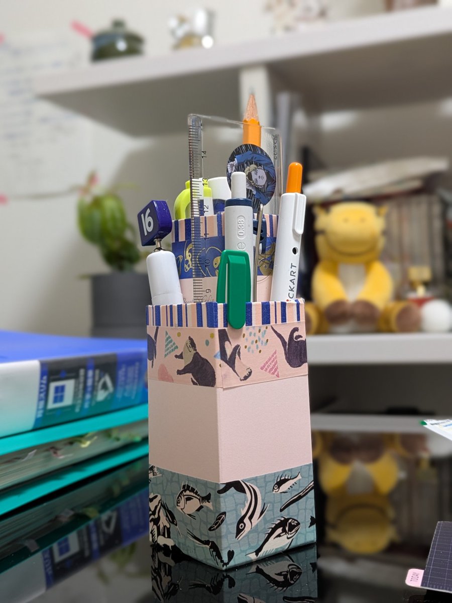 化粧品の空箱で淡々とペン立て作ってた🦥

結局ふつうに選挙行けちゃった😀
実は世間のｻﾅｴﾁｬﾝ人気、少し分かるなぁ…折角日本初の女性総理だし頑張って欲しいよね🦫
ただ、ｵｸｼﾞｰくんの言う「他社を排除しすぎると間違いに気付きにくくなりませんか？」皆コレがこわいんだよね🙂‍↕️ｳﾝ