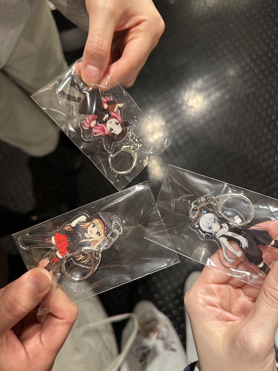 #萬腹企画の個展 2日間ありがとうございました🦊！！
しーちゃんも来てくれたよぉ！！
お会いできてお話できて嬉しすぎたなぁあ🥰🥰
会いにきてくださってとっても沢山ありがとう🫰💓
差し入れまでありがとうでした🥹✨

シナプスは円盤届くのが楽しみですね📀

またお会いできますように♡♡♡