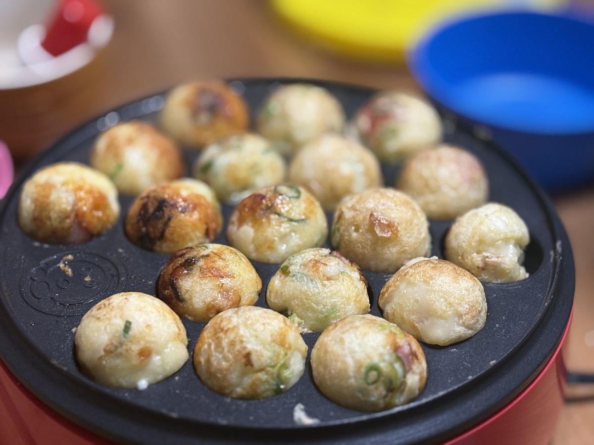 選挙結果観ながら家族でタコパ

タコ高いからぶつ切りしたソーセージとかカニカマとかチーズやネギで具にしてる

タコの代わりにイカ入れたら美味いんかな