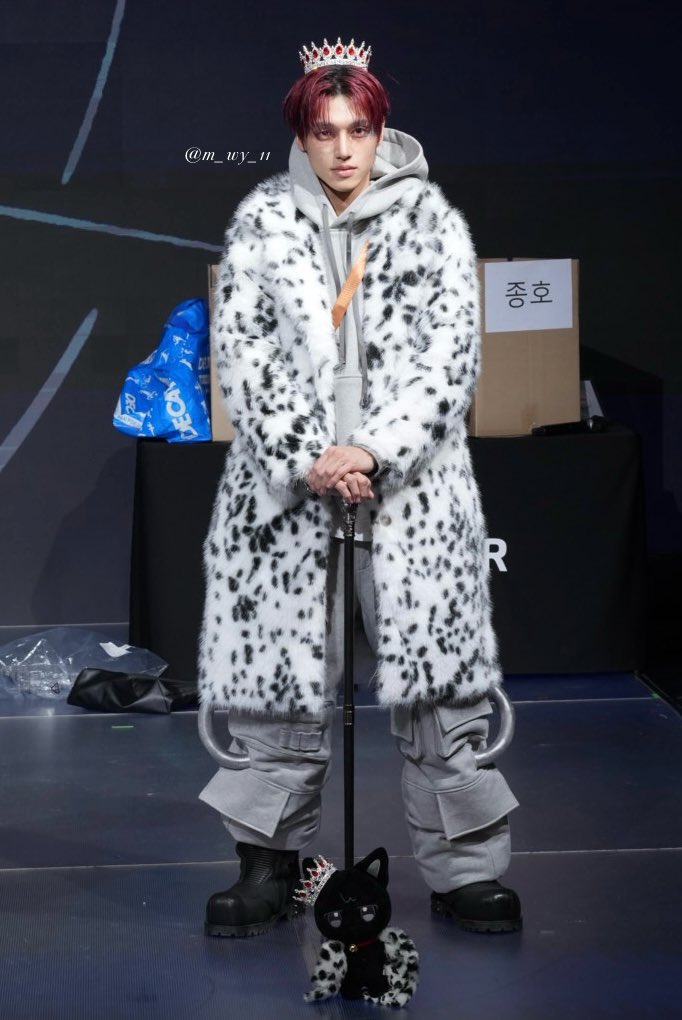 JWYcomfort's tweet image. HERE WE GO AGAIN WOOYONYANG AND WOOYOUNG MATCHING KING OUTFITS 😭😭