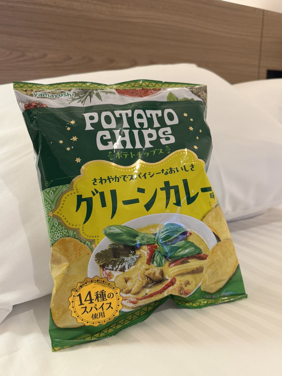 お部屋で宴。ベーグルは明日以降の予備。私にしては珍しく甘いアルコール類を買ったんだけど、見たことないのを成城石井で見つけたから。ブラッドオレンジも柘榴も、大好きなフルーツなのです。