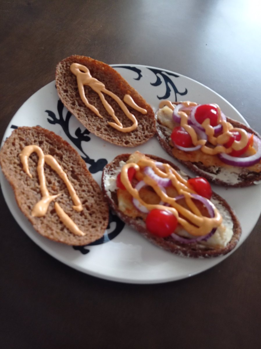 makek___'s tweet image. Jos parit ahvenburgerit luntsiksi. Aineilla mitä sattui löytymään.