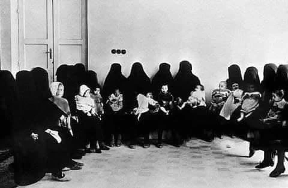 lh16841672's tweet image. صورة التقطت عام 1936 في مدينة دمشق لنساء ينتظرن تطعيم أطفالهن،
هكذا كان حجاب المرأه العربية قبل 80 عاما وفي جميع البلدان العربية ..

من اين جائت بدعة كشف الوجه !!