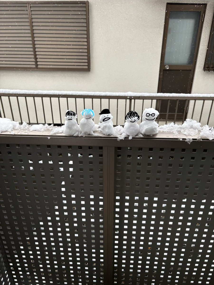 東京で雪降ったからって家族分の雪だるま作った妹