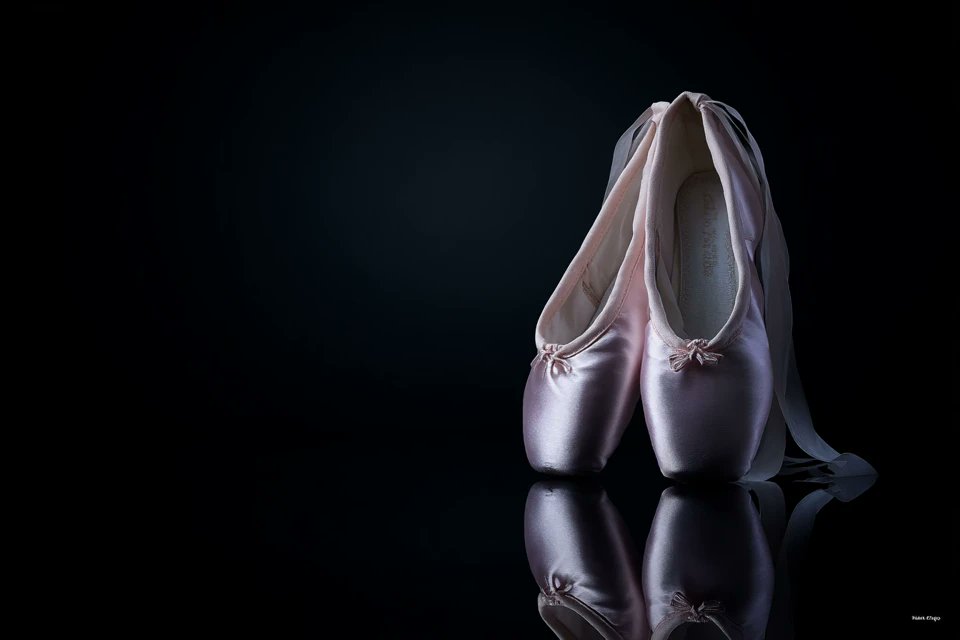 azed_ai's tweet image. Prompt share: Photography

💬Prompt:
A [subject], captured against a pure dark background with smooth gradients and soft ambient shadows. The [colors] add a bold yet refined accent to the composition. Clean high-resolution details, studio lighting, and minimalist elegance define