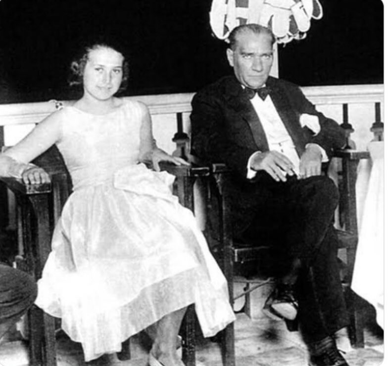 11 yıl önce bugün 
8 Şubat 2015 
Müzeyyen Senar 97 yaşında vefat etti.
Müzeyyen Senar, Atatürk’ün de severek dinlediği Türk müziği sanatçılarındandı.
Rahmetle anıyoruz.