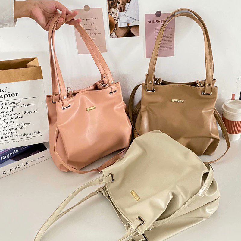 hufflepuef's tweet photo. Kumpulan Tas Totebag di shopee Terbaik &amp; Affordable! 👜✨

Harga 100rb - an tapi dapet kualitas kulit premium. Muat laptop &amp; barang banyak, aman bgt buat tas kerja, tas kuliah, atau hangout. 

A Thread~ https://t.co/LAXgWrU9Lg