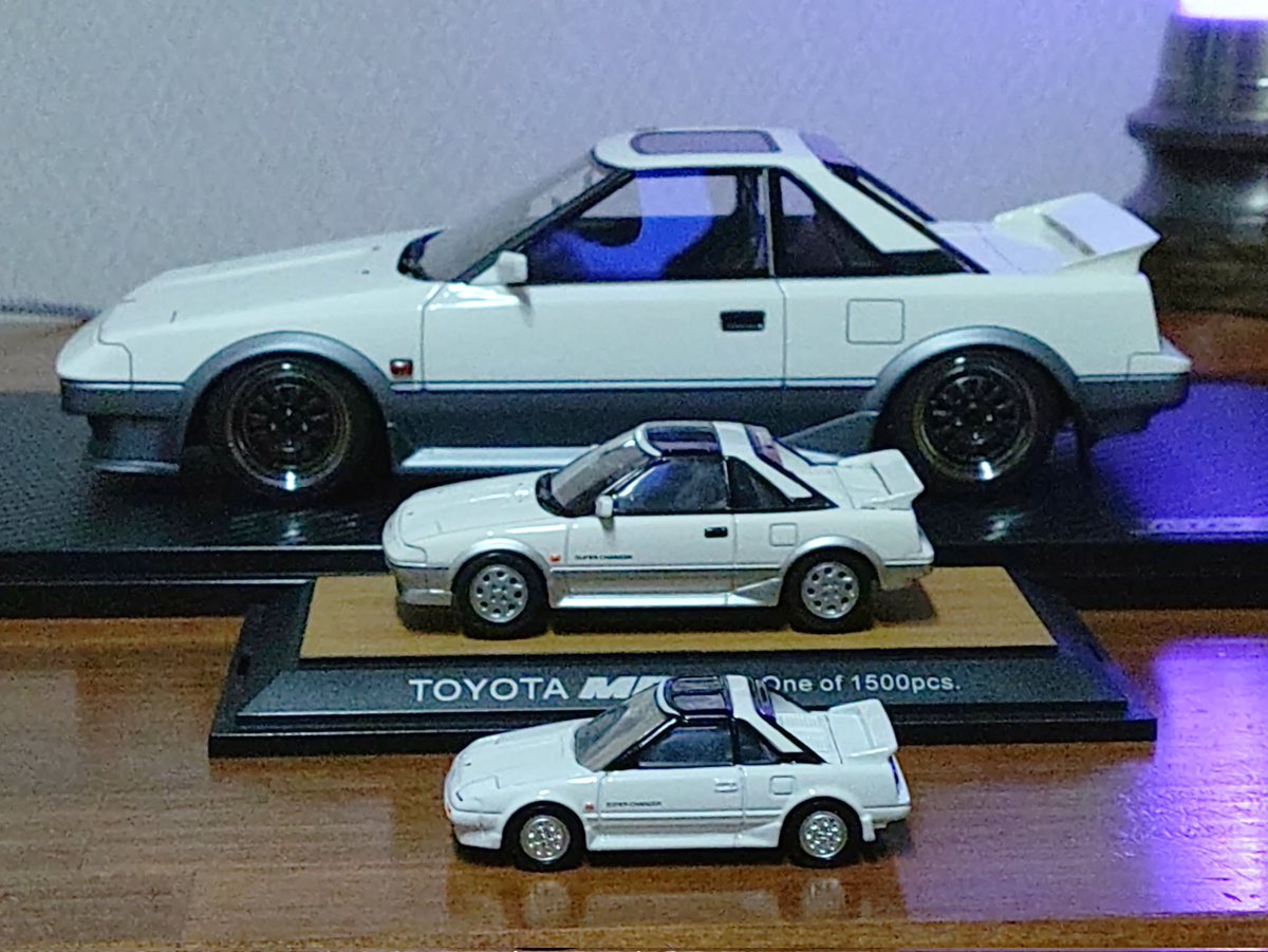 サイズの異なるMR2を比較してみる。
1/18   1/43  1/64
やはり1/18はかなり精巧な造り。細部も再現されている。写真の撮り方次第で実写みたいになる。これから風景をバックに撮影してみようと思う。早く1/1の物を手に入れたいな。思考は現実化する。いやさせる。笑
#MR2