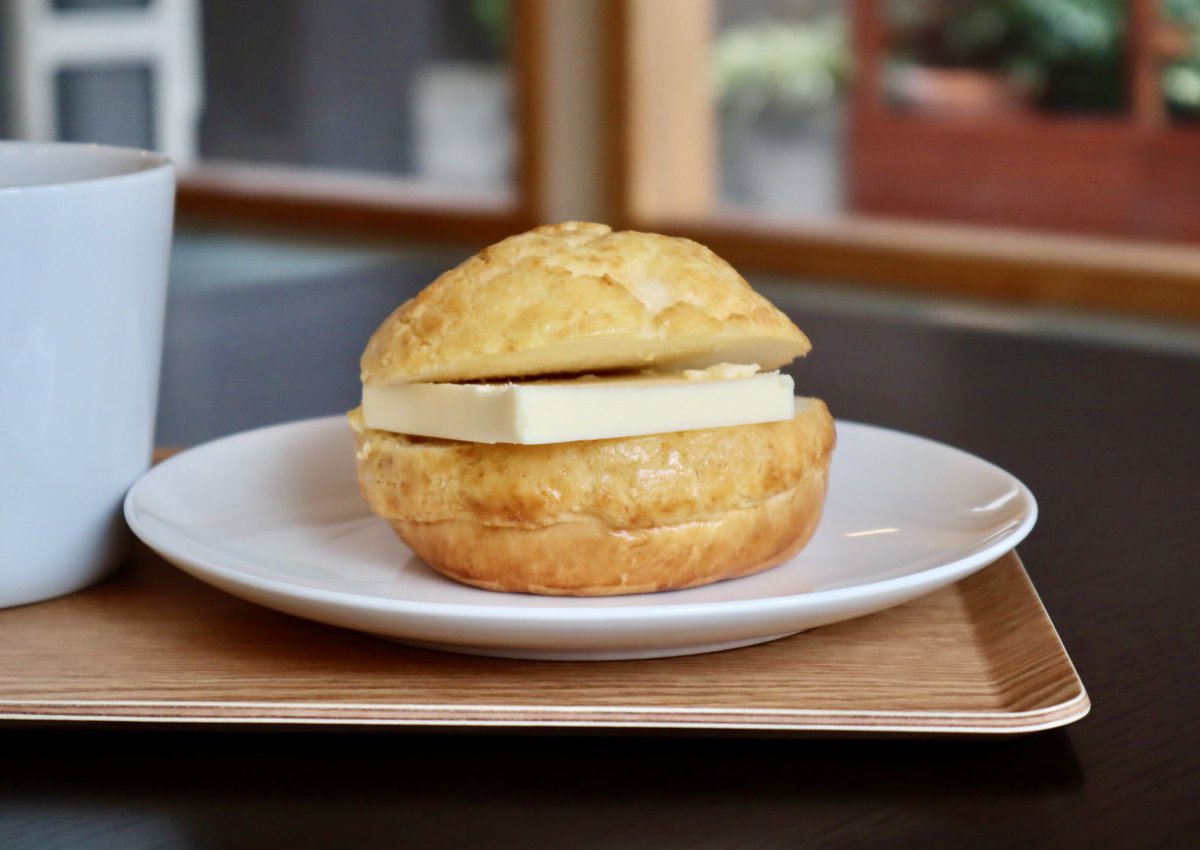 ogu_gourmet's tweet image. 新店！香港のパン「ポーローパオ」とミルクティー専門店

ほんのり甘いクッキー生地が、ほろっと崩れ落ちます。中はふんわり食感で、芳醇なバターの甘塩っぱさが病みつきになります！香港の老舗の方に弟子入りし、材料を1g単位で調整、挟むバターの厚みにもこだわっているとか

新作も開発中らしいです
