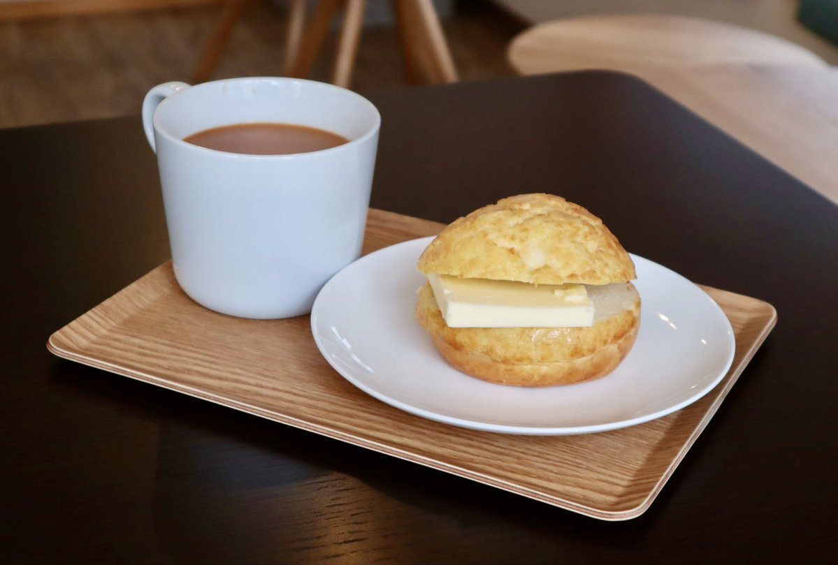 ogu_gourmet's tweet image. 新店！香港のパン「ポーローパオ」とミルクティー専門店

ほんのり甘いクッキー生地が、ほろっと崩れ落ちます。中はふんわり食感で、芳醇なバターの甘塩っぱさが病みつきになります！香港の老舗の方に弟子入りし、材料を1g単位で調整、挟むバターの厚みにもこだわっているとか

新作も開発中らしいです