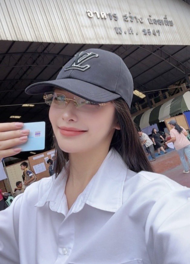 Update__today's tweet image. "บิ๊นท์ - ปุยนุ่น - อันดา - ลูกแก้ว" นักแสดงสังกัด Star Hunter Entertainment ได้เดินทางไปใช้สิทธิเลือกตั้งสมาชิกสภาผู้แทนราษฎร  และออกเสียงประชามติ 

#เลือกตั้ง69
#ประชามติ69
#UPDATETODAY #ข่าว #ข่าวบันเทิง