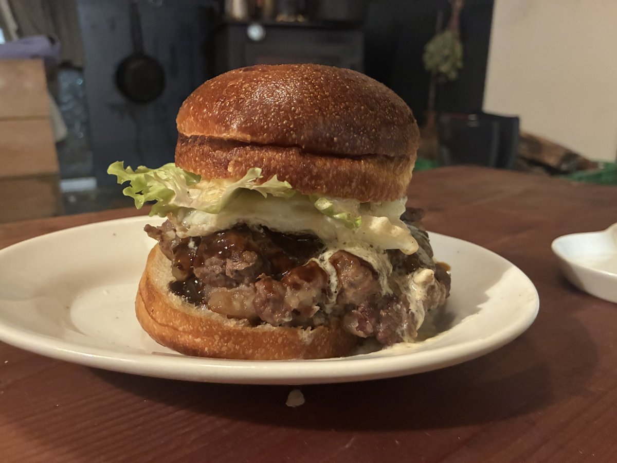 子供のリクエストでハンバーガー。
パティは猪。
最寄りのハンバーガー屋さんまでは往復2時間かかるので美味しいからこれで勘弁してください。
#ハンバーガー