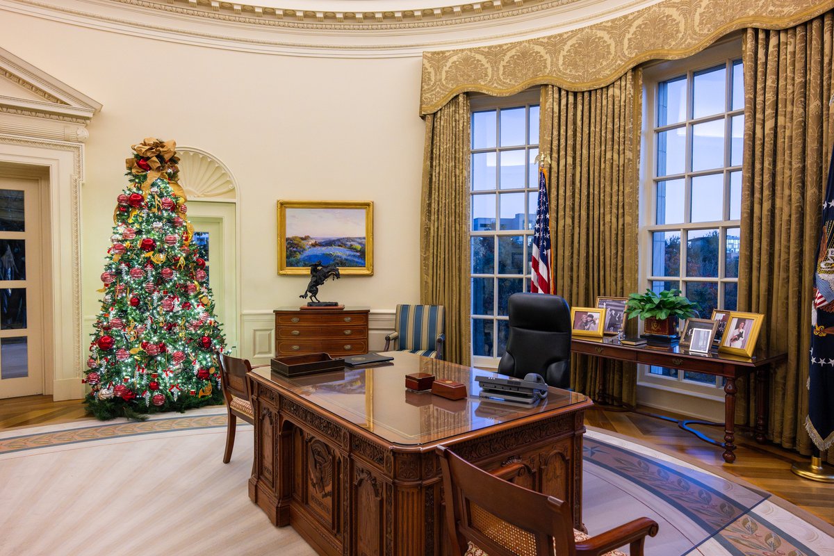 <a href="/WhiteHouse/">The White House</a> ⚓⛽ - <a href="/TheBushCenter/">George W. Bush Presidential Center</a> at the Holiday season at the #GeorgeWBushPresidentialCenter. 📷The #BushCenter is open for normal operating hours 9 a.m. to 5 p.m., excluding Christmas Day and New Years Day. Plan your visit today: bushcenter.org/plan-your.../a……<a href="/TheBushCenter/">George W. Bush Presidential Center</a>