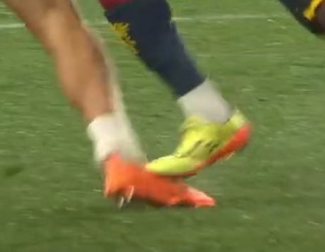 EpicFisher's tweet photo. @Fraboyss Sei serio?!?
Dov'eri l'11 gennaio al 73° di #InterNapoli Rrahmani su Mikhitarian (che non era nemmeno in possesso di palla)? Ti sei svegliato ieri sera?
Vergara in possesso della palla e la sta giocando nell'area di rigore del Genoa
Interisti mitomani ingiocabili parlano pure https://t.co/mwYgqJE9mX
