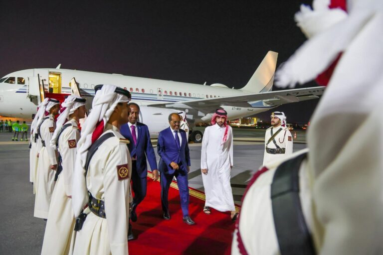 AfriMEOSINT's tweet image. The President of Somalia 🇸🇴 #HSM paid a visit to Qatar 🇶🇦 before departing for Cairo, Egypt 🇪🇬, aboard a Qatar Amiri Flight Airbus A319 VIP-configured aircraft (w\ reg. A7-MHH).