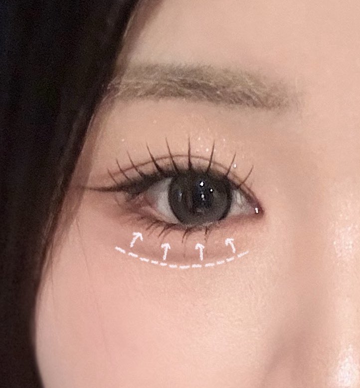 애교살이란게 존재하지않는 인간이라 항상 창조해내는데..그냥 선 찍-그으면 저 그렷습니다!!!!!상태 됨 ㅡ ㅡ

이거 탈출하는 법⬇️
꼭 음영 라인을 애교살위로 블렌딩 해주세요..진짜 애교살이 이렇게 자연스러울수없음...
하고 애교살에 색감넣어주면 더 개쩌는애교살이 생김