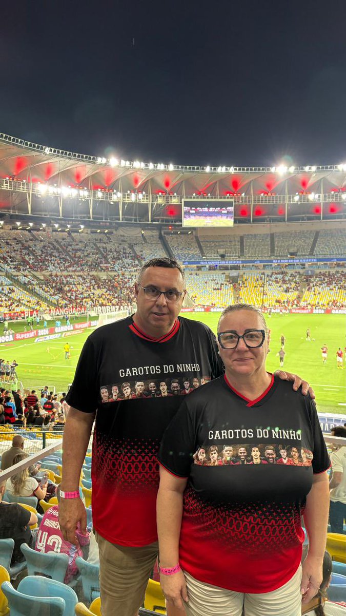 Hoje completam-se 7 anos da morte de 10 meninos no incêndio de 8 de fevereiro de 2019, no Centro de Treinamentos do Flamengo.
Ontem, na goleada sobre o Sampaio Corrêa, familiares de alguns deles, como o pai do goleiro Bernardo Pisetta, estiveram no Maracanã com o grupo