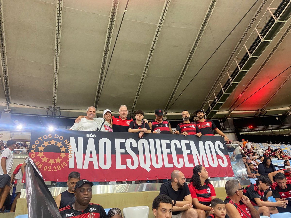 maurocezar's tweet photo. Hoje completam-se 7 anos da morte de 10 meninos no incêndio de 8 de fevereiro de 2019, no Centro de Treinamentos do Flamengo.
Ontem, na goleada sobre o Sampaio Corrêa, familiares de alguns deles, como o pai do goleiro Bernardo Pisetta, estiveram no Maracanã com o grupo @FlamengodaGente, em mais uma homenagem aos Garotos do Ninho, lembrados pela torcida (🎶são 10 estrelas a brilhar🎶) aos 10 minutos de todos os jogos do time rubro-negro. São 2.557 dias desde aquela inaceitável tragédia e até hoje ninguém foi responsabilizado na justiça. Contudo, #Naoesquecemos
🌟🌟🌟🌟🌟🌟🌟🌟🌟🌟