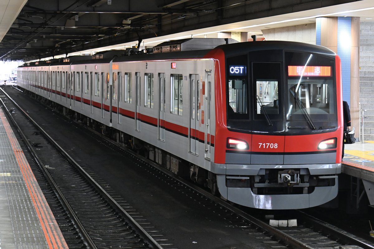 Tobu_71717's tweet image. 東武線内降雪の影響で大幅な遅れが発生したことにより、日比谷線との直通運転を打ち切った関係で日比直車が北千住2・3番線へ入線する事態へ。
中々面白いものを撮らせて頂きました。